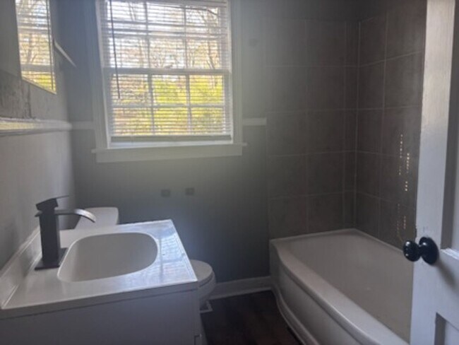 Building Photo - 2121 Oakhurst Dr