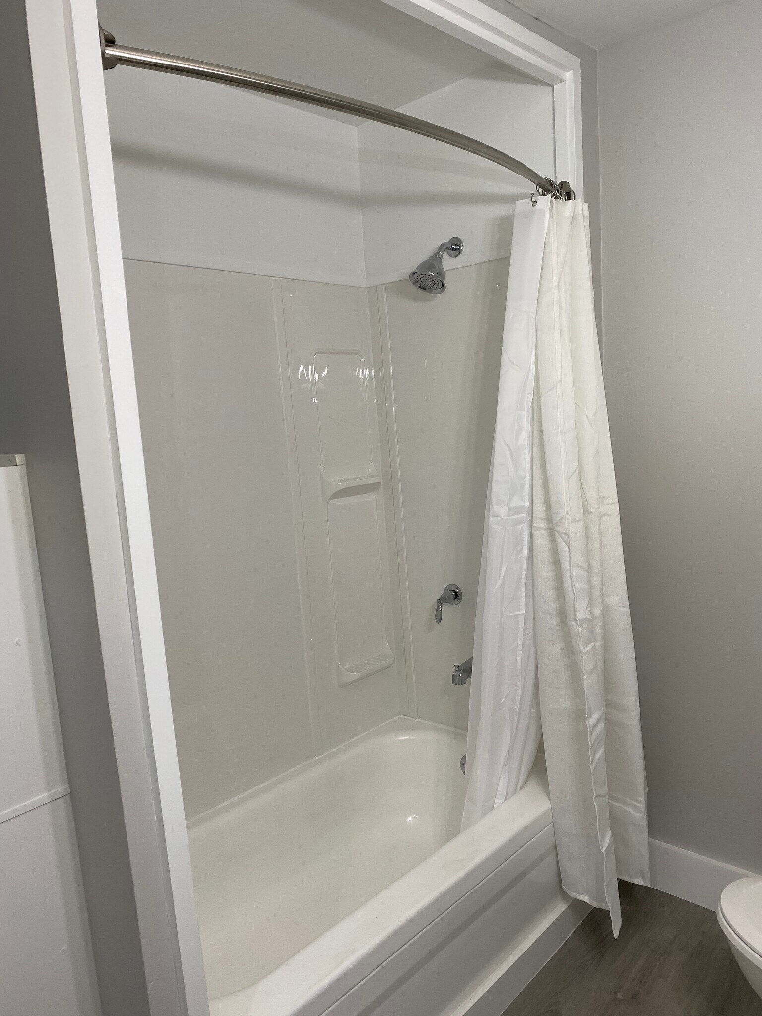 Building Photo - 107 E 10th St