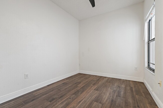 Building Photo - 2806 Veronia Dr