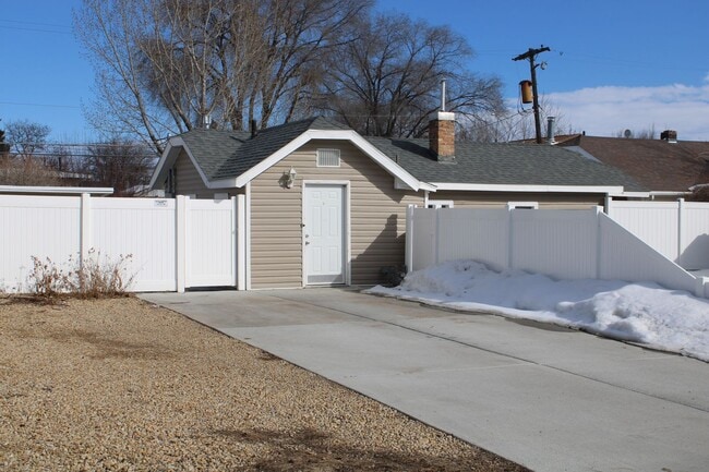 Building Photo - Studio house