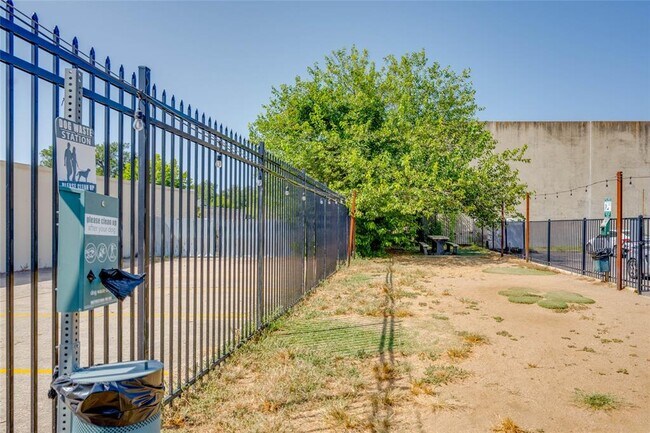 Building Photo - 909 Reinli St