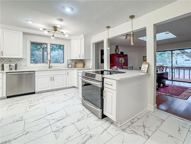 Building Photo - WATERFRONT 5 BEDROOM/4 BATH IN VIRGINIA BEACH! READY FOR RENT!!