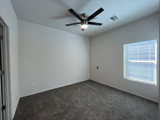 Building Photo - Modern 3 Bedroom 2 Bathroom Home In Los Lu...
