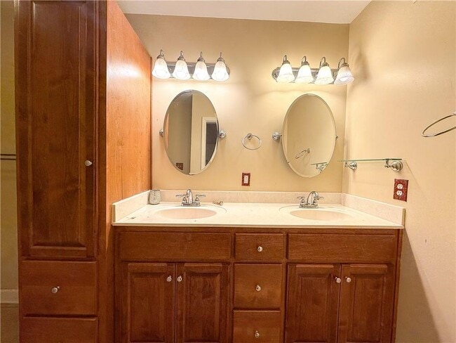 Building Photo - 2772 S Grafhill Dr