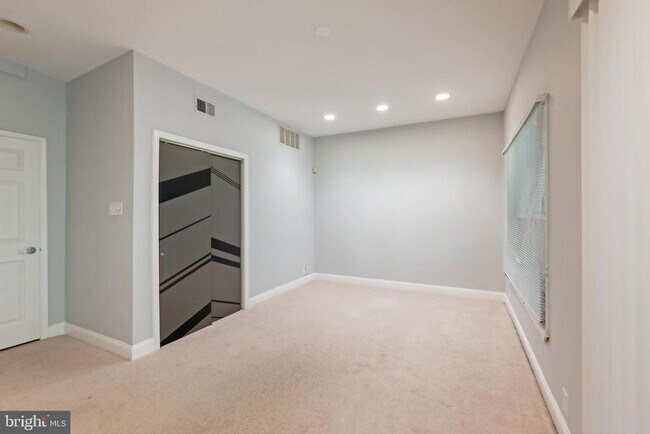 Building Photo - 215 Lynn Manor Dr