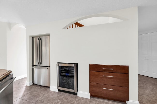 Building Photo - 6 Uno Lago Dr