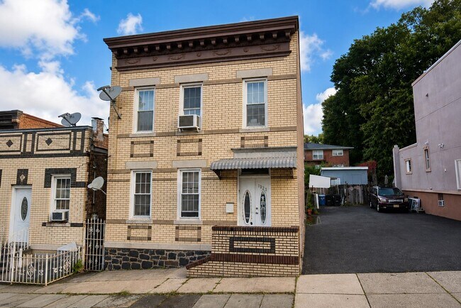 Building Photo - 1320 44th St