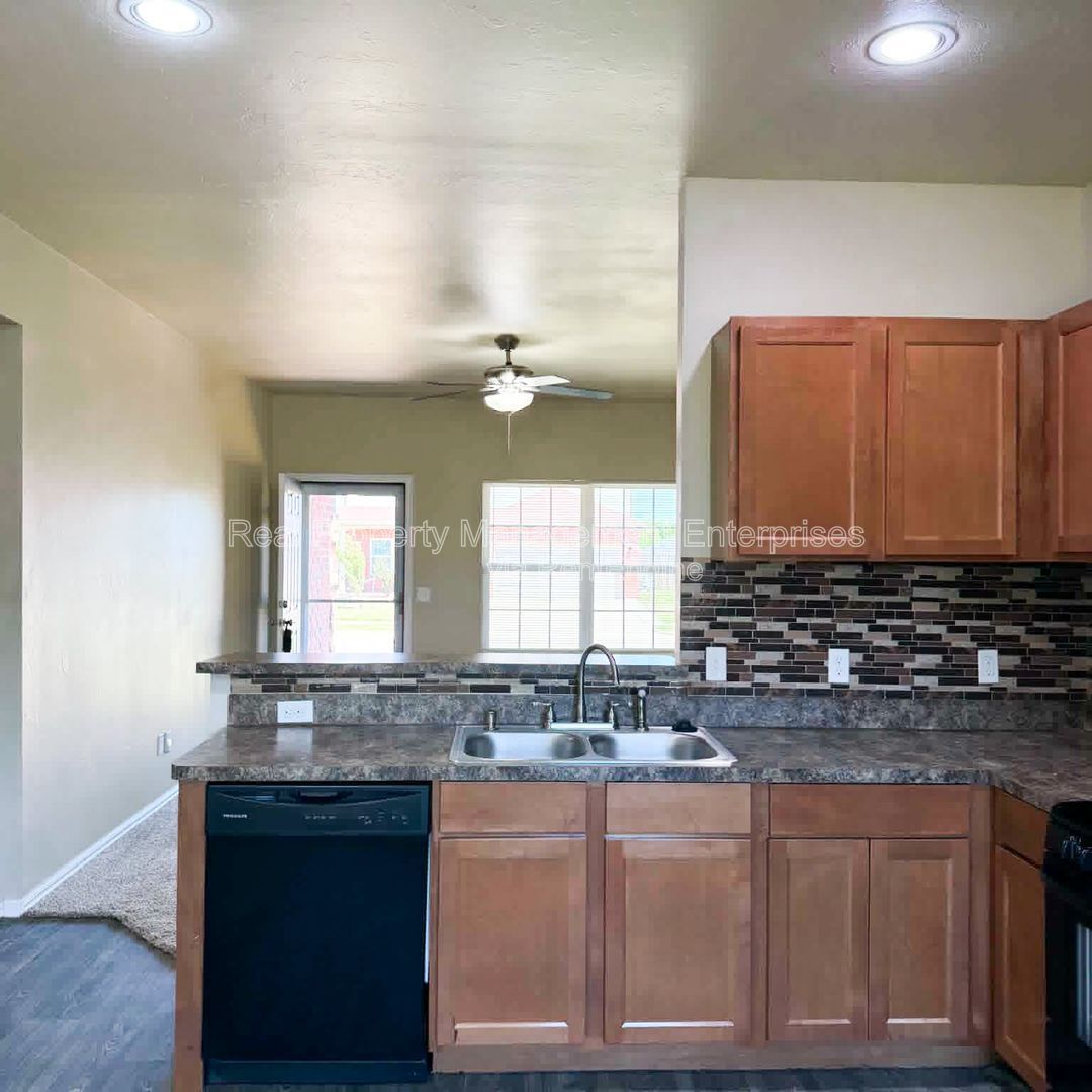 Building Photo - 13229 Bridgewater Dr