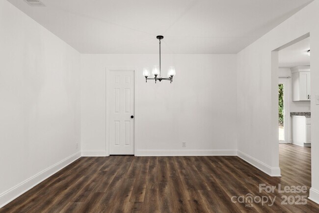 Building Photo - 815 Sharon Dr