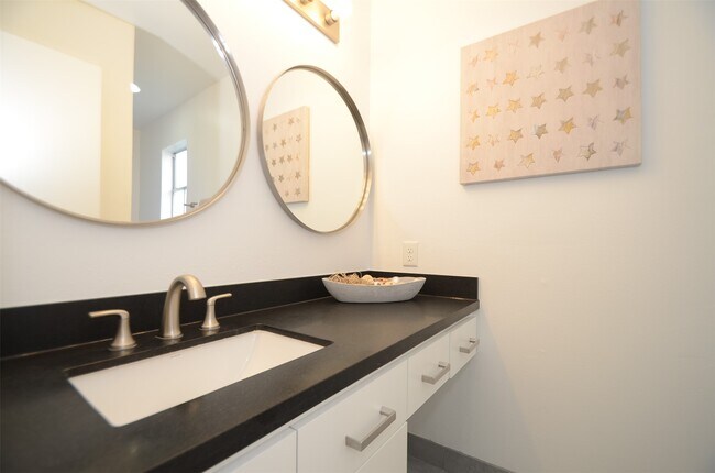 Building Photo - 5524 Beverly Hill St