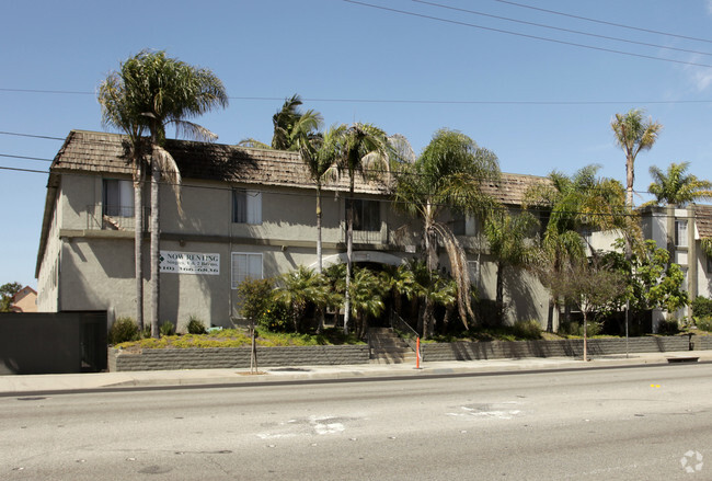 Rosecrans Apartments - Royal Palms Apartments