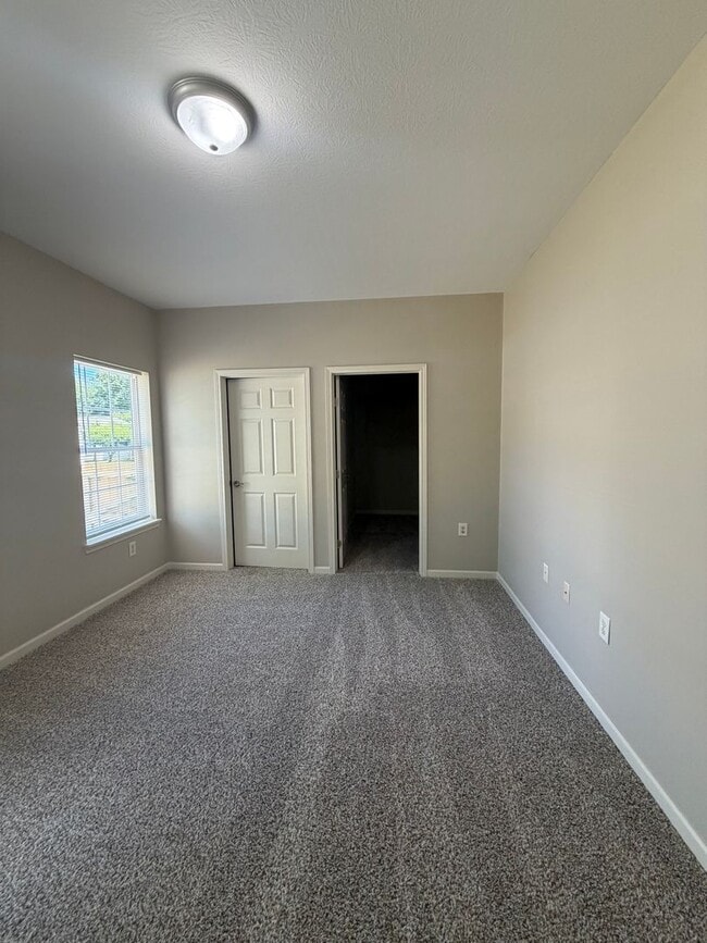 Building Photo - Stunning 3 Bedroom Home with Primary Suite on First Floor