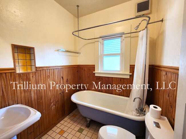 Building Photo - 4542 NE 32nd Pl