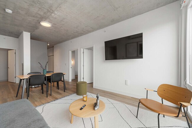 Building Photo - 853 W Blackhawk St