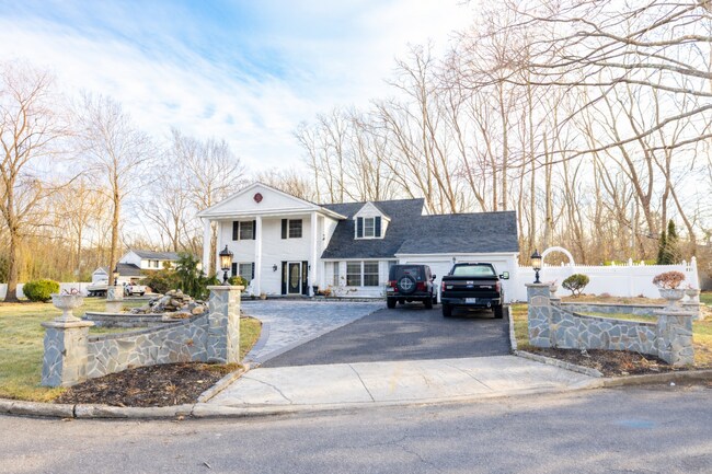 Building Photo - Sophisticated 4 bedroom Home in Coram for rent.