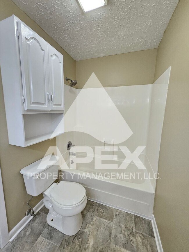 Building Photo - Spacious 2-Bdrm 1.5 Ba Townhouse style Condo in West Knoxville! End Unit!