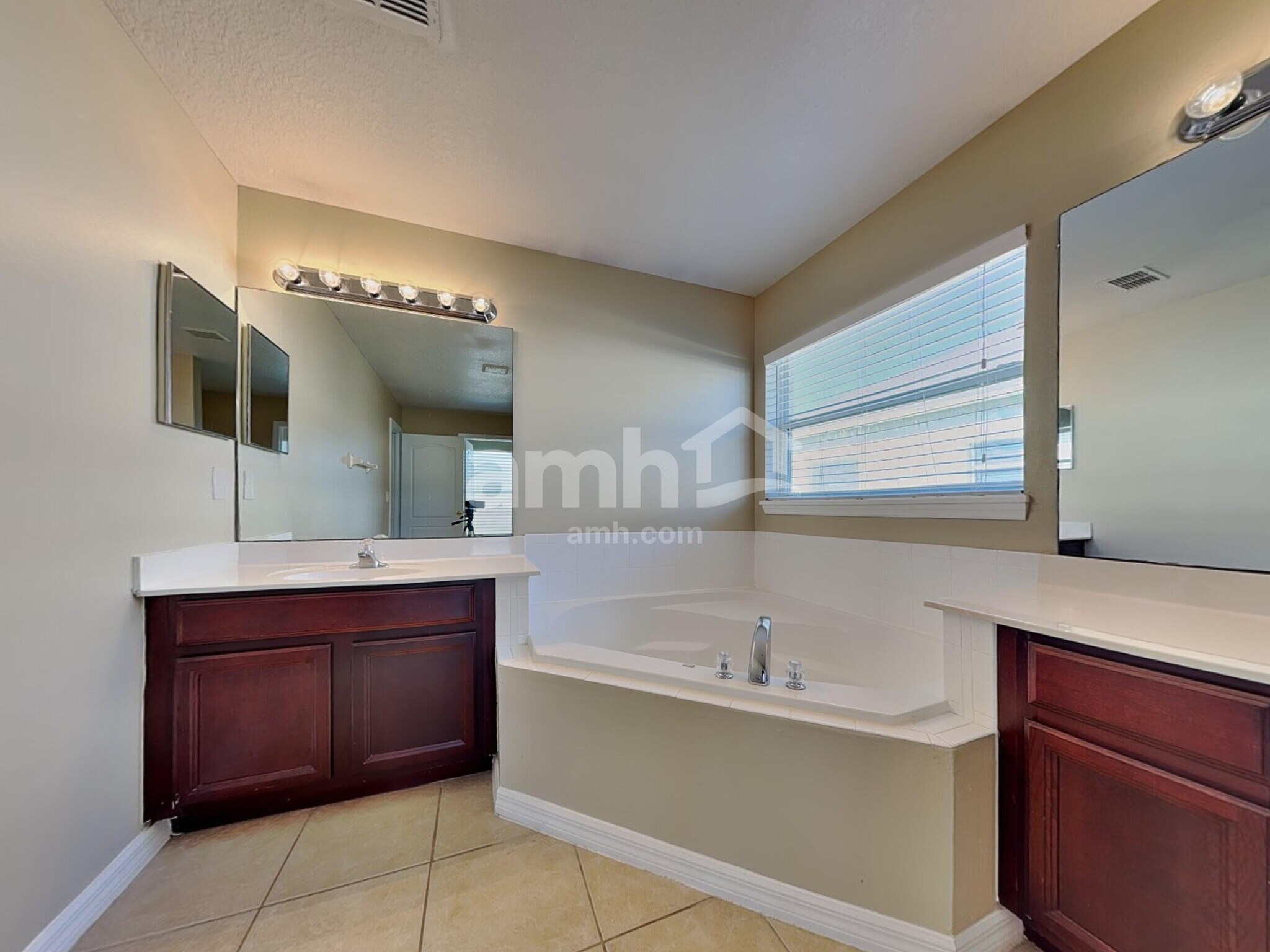 Building Photo - 366 Cabana View Way