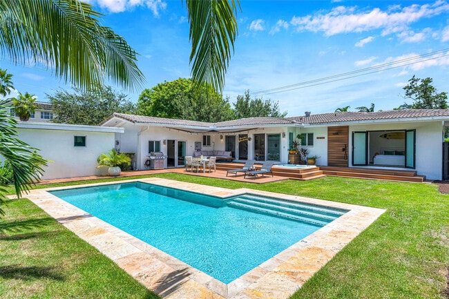 Primary Photo - 549 NE 14th Ave