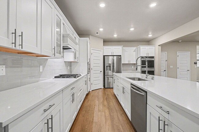 Building Photo - 4 bed 2.5 bath spacious home available for move in NOW