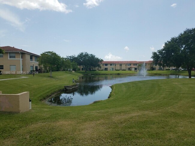 Building Photo - 10040 Twin Lakes Dr