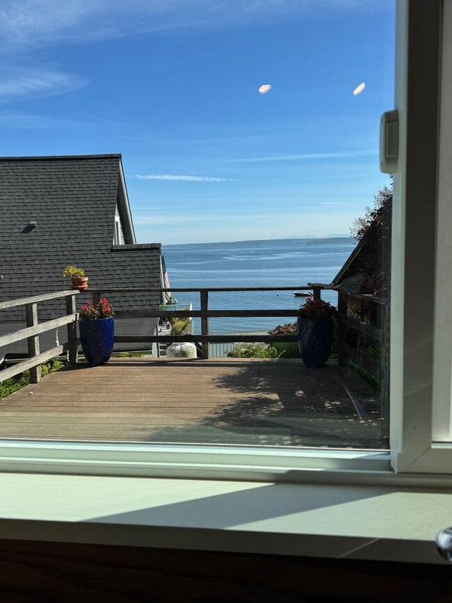Building Photo - enchanting one bedroom beach cottage available now.....