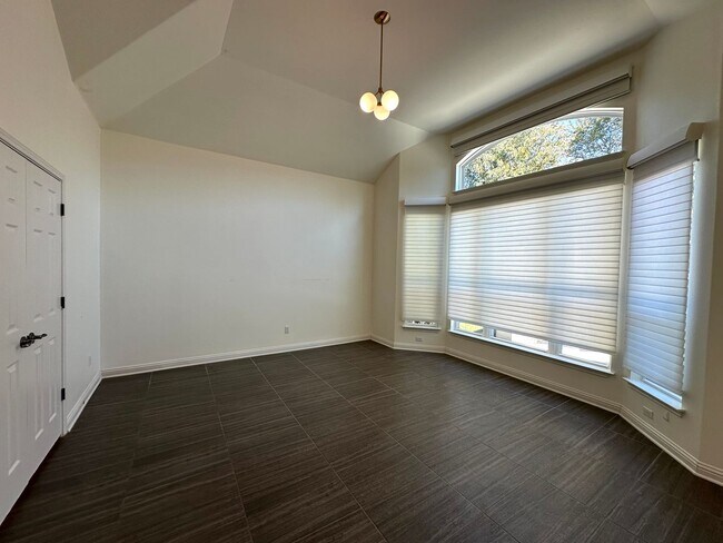 Building Photo - Single Story, 3 Bedroom, 2 Bathroom Home f...