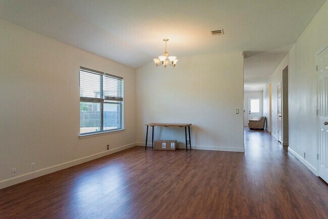 Building Photo - 113 Coreopsis Cove