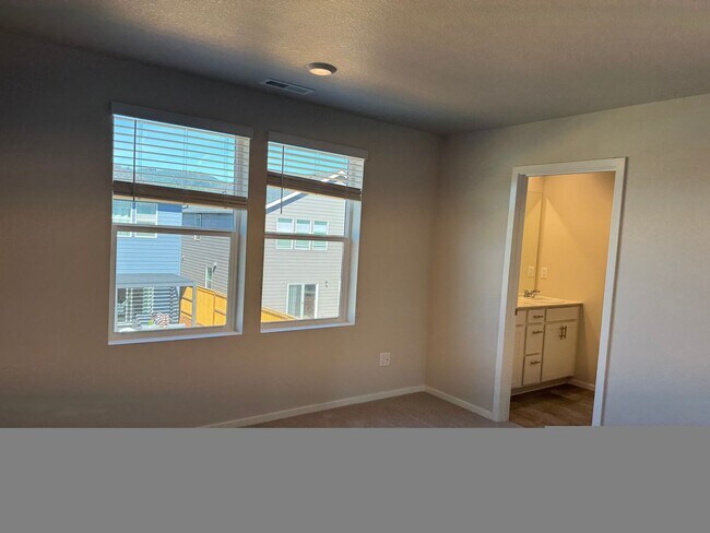 Building Photo - 4 bedroom 2.5 bathroom in Marcola Meadows!