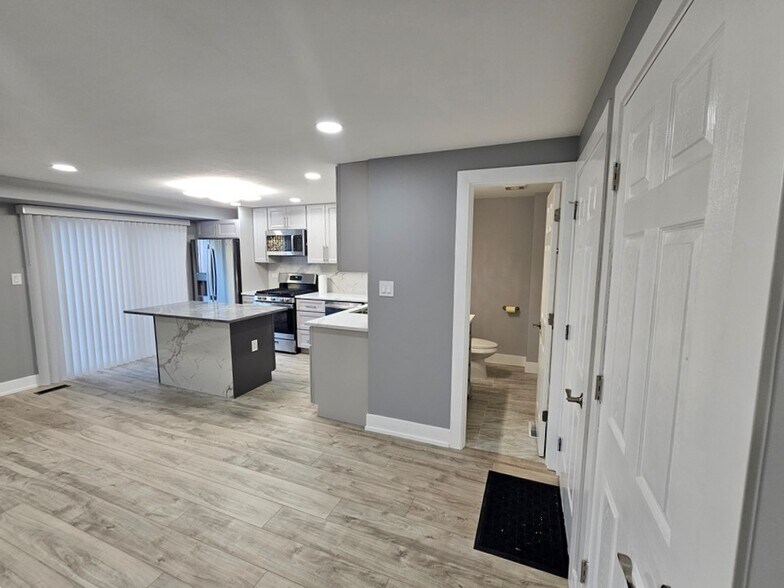 Building Photo - 1535 E Jane Ave