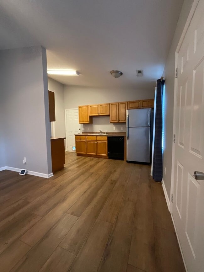 Building Photo - 3 bedroom/2 bath home