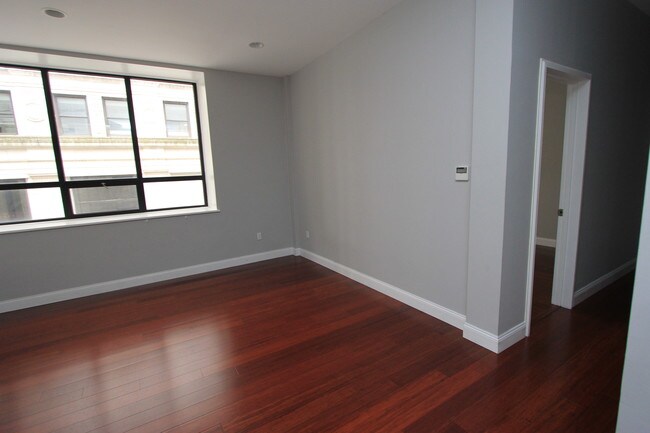 Building Photo - 32 W Market St