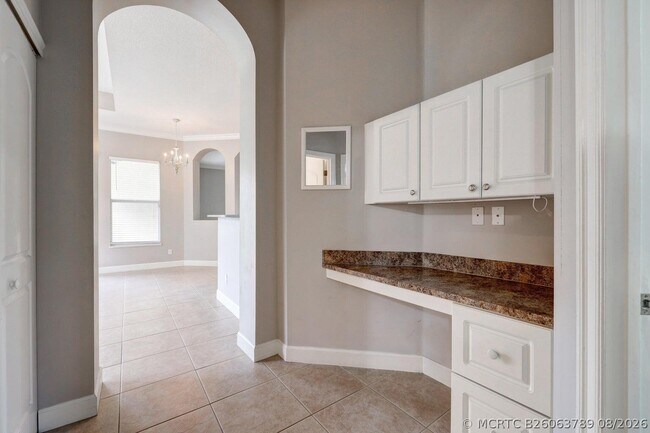 Building Photo - 833 SW Vineland Ct