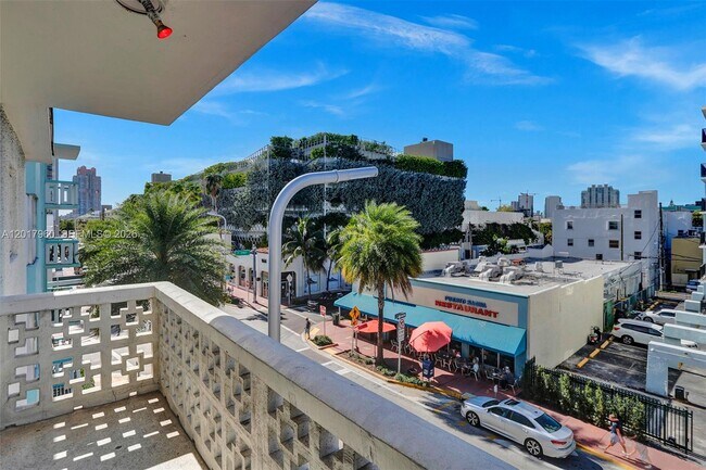 Building Photo - 713 Collins Ave