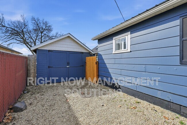 Building Photo - 415 W Linden St