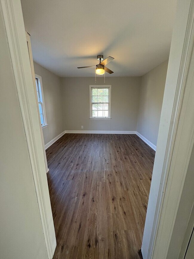 Building Photo - 3 bedroom 3 bath in Spartanburg with Lots of Space !!! Workshop in the garage!!
