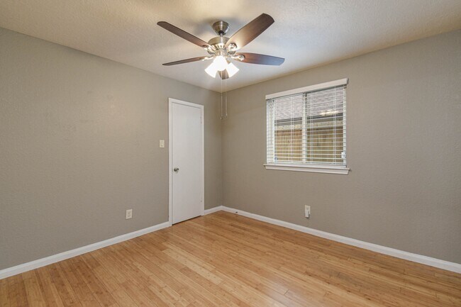 Building Photo - 8806 Lakeside Forest Dr