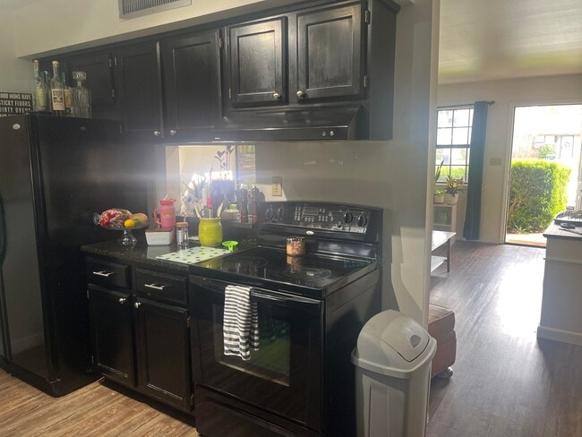 Building Photo - This well-maintained 2-bedroom, 1.5-bath home in Russellville, AR