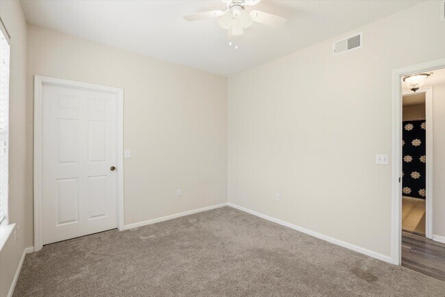 Building Photo - 2801 Chancellorsville Dr