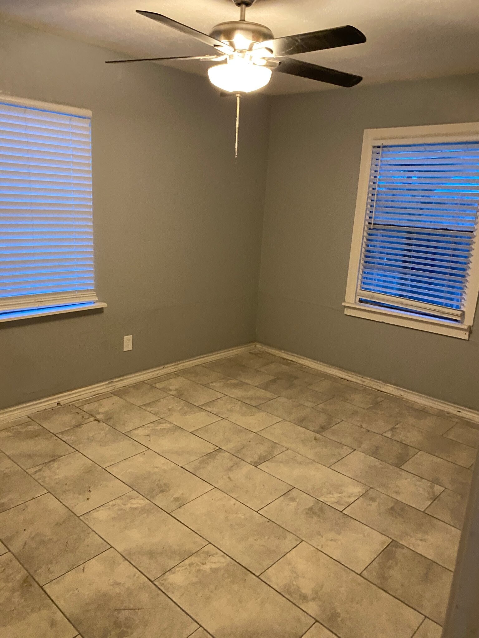 Building Photo - 418 E 1st St