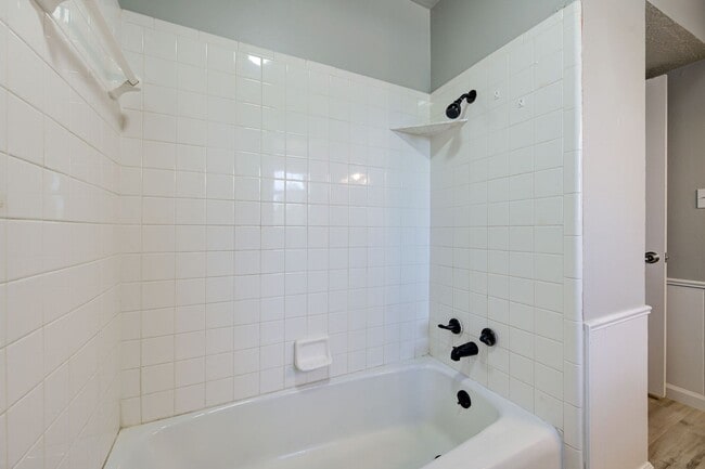 Building Photo - RECENTLY REMODELED!! 1 Bed 1 Bath 1 Mile West of OU Campus