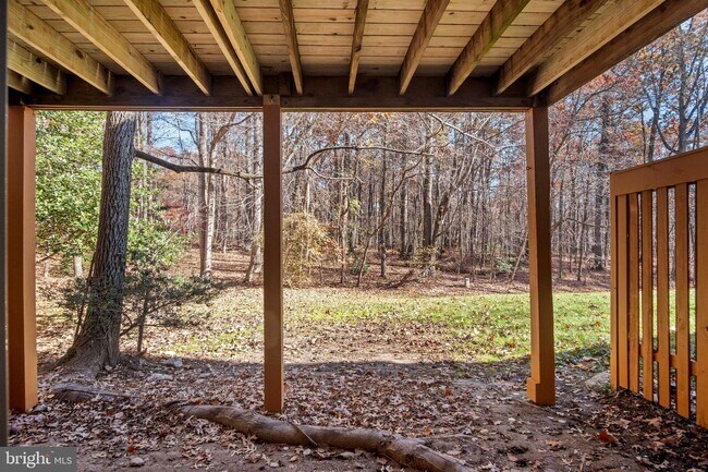 Building Photo - Charming Townhome with Modern Amenities