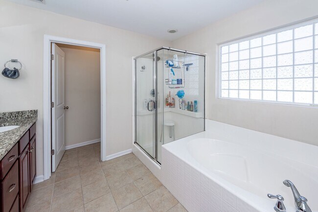 Building Photo - 4 Bedroom, 2.5 Bathroom Home in Brownswood...
