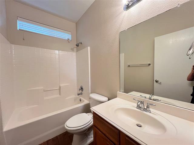 Building Photo - 2204 Stonebrook Ln