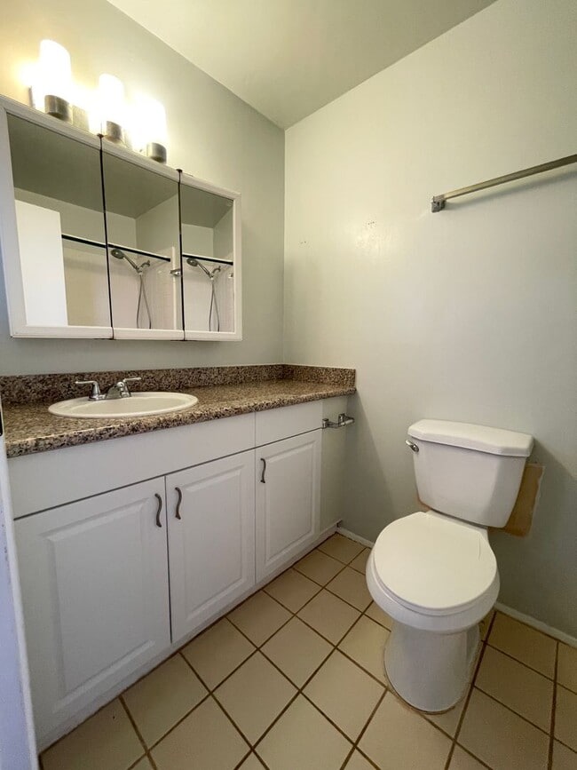 Building Photo - Well Maintained 3 Bed, 2.5 Bath Townhome i...