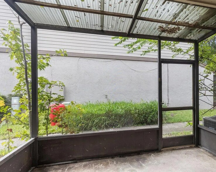 Screened patio - 8300 Plaza Gate Ln
