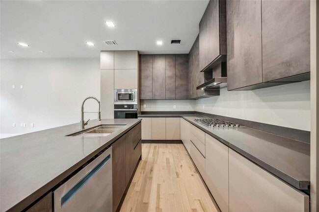 Building Photo - 1111 W 21st St