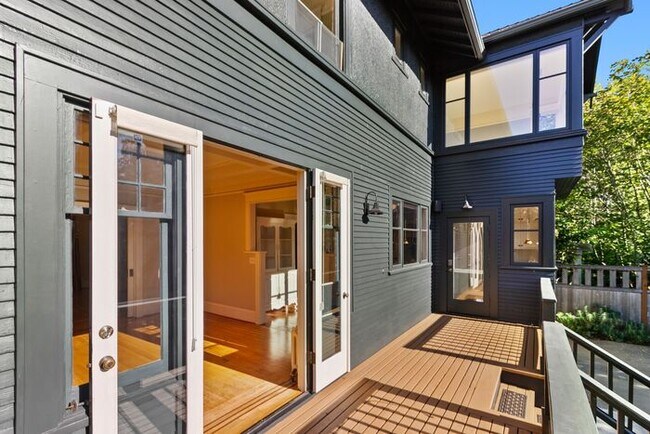 Building Photo - Stunning 1909 Craftsman w/ AC in Coveted Capitol Hill