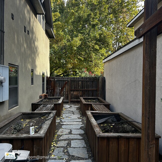 Building Photo - 1919 N 31st St