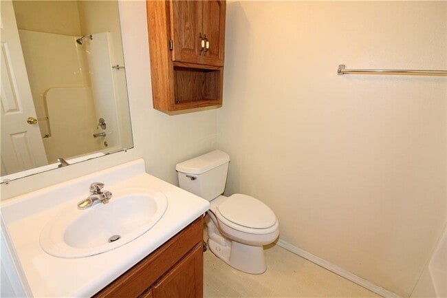 Building Photo - 2515 Parkcrest Dr