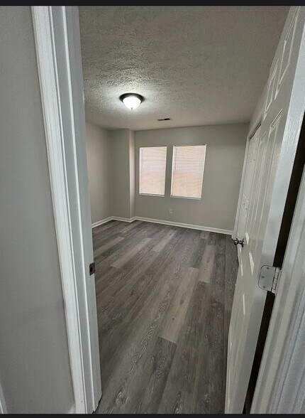 Building Photo - Room in Single Family Home on Brookside Dr SE